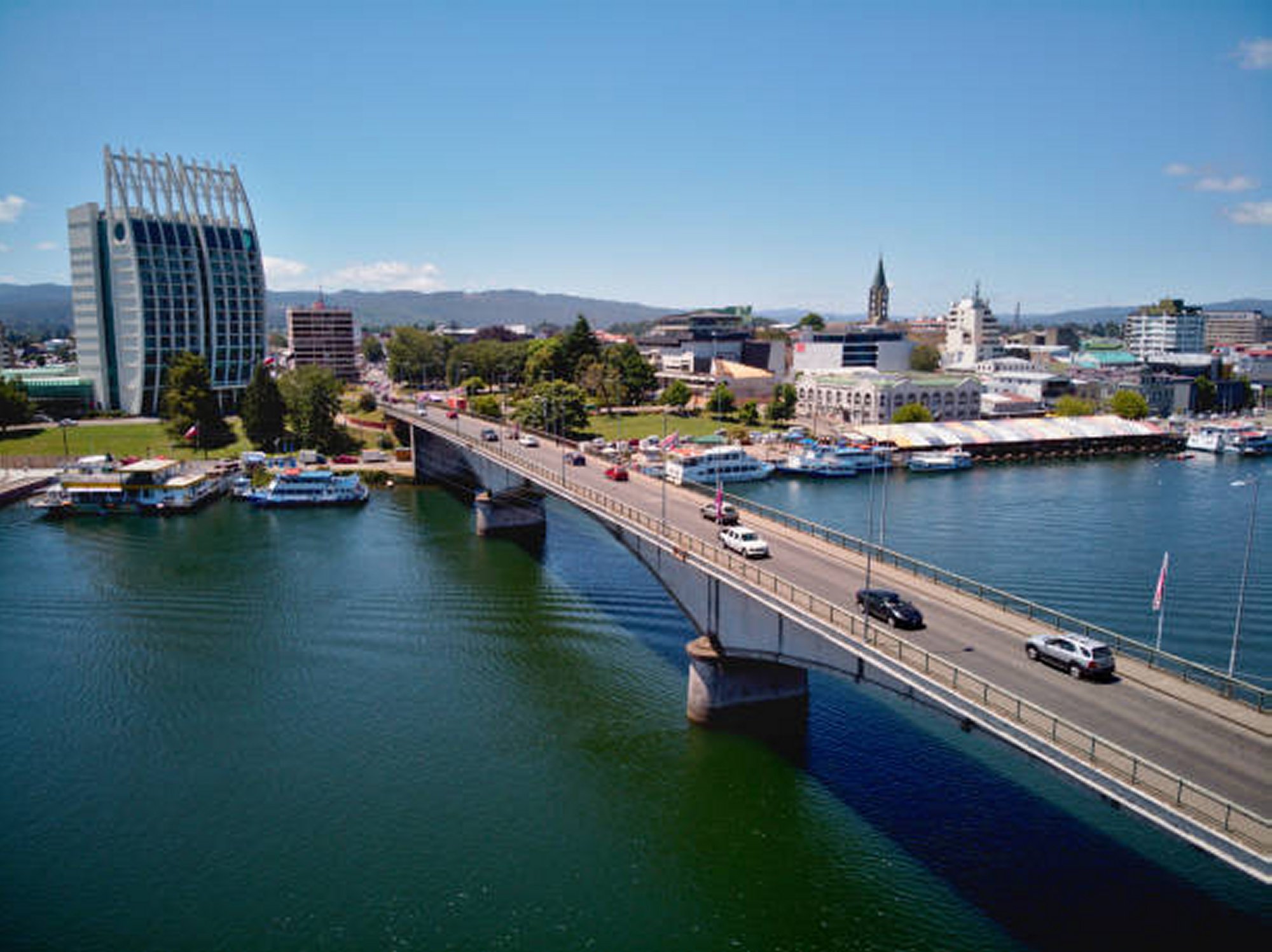 Vista panorámica de Valdivia, río y puente